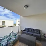 Apartment Dans Avec Piscine