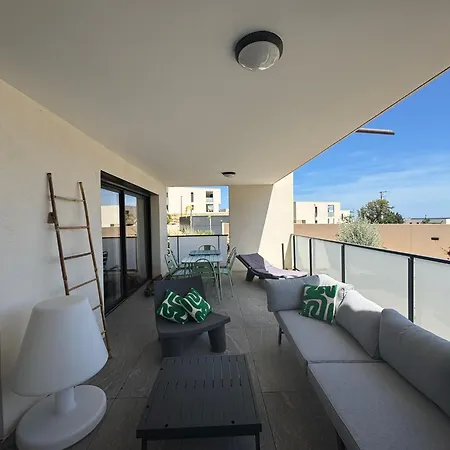 Dans Avec Piscine Apartment *