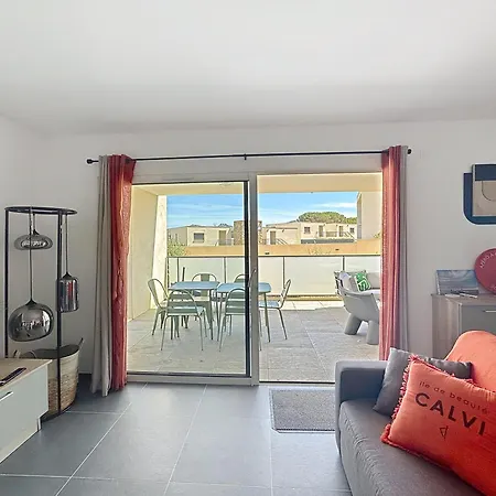Dans Avec Piscine Apartment